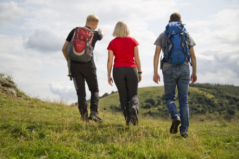 Drei junge Wanderer auf dem Weg zum hohen Dörnberg